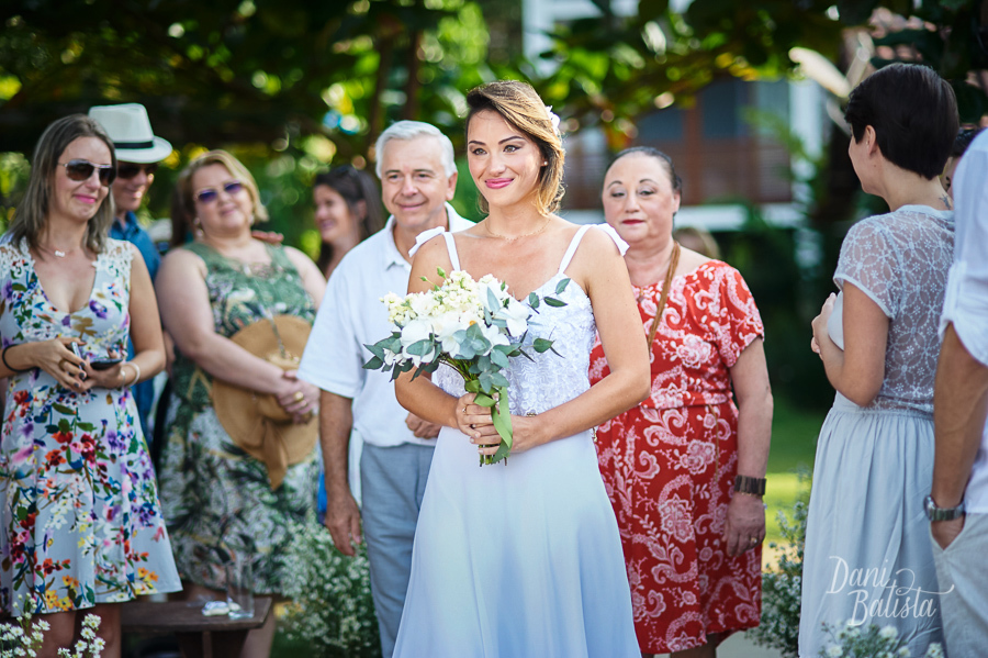 noiva entrando com pais para cerimonia de casamento de dia ao ar livre na praia em paraty