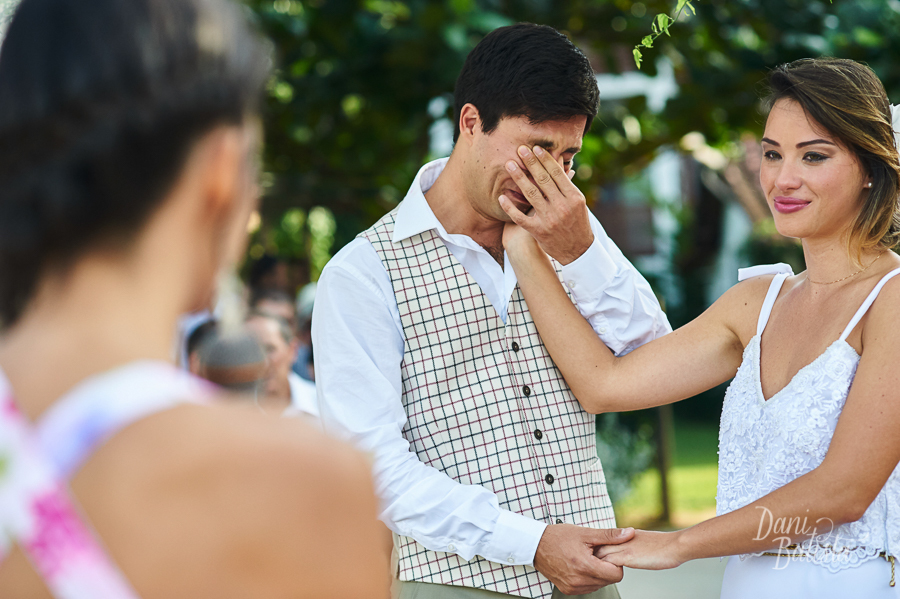 noivo emocionado na cerimonia de casamento de dia ao ar livre na praia em paraty