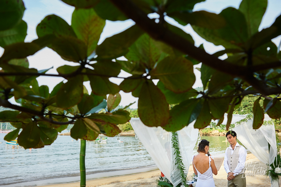 votos da noiva na cerimonia de casamento de dia ao ar livre na praia em paraty