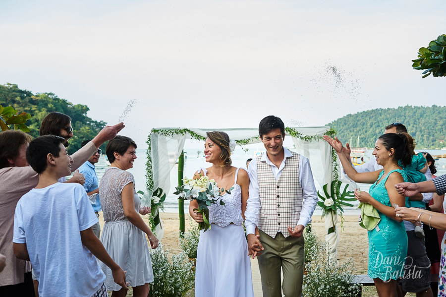 saída dos noivos na cerimonia de casamento de dia ao ar livre na praia em paraty