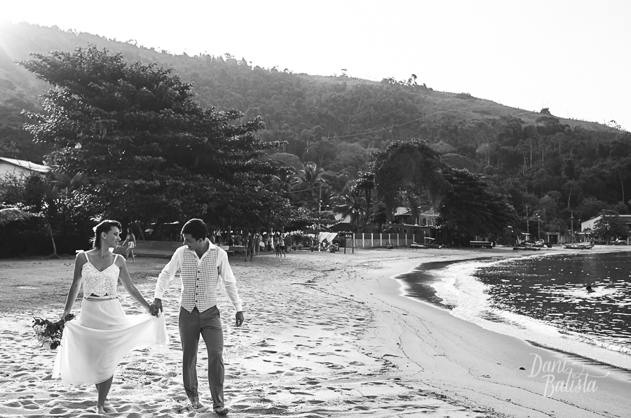noivos alternativos caminhando na praia grande após casamento ao ar livre em paraty