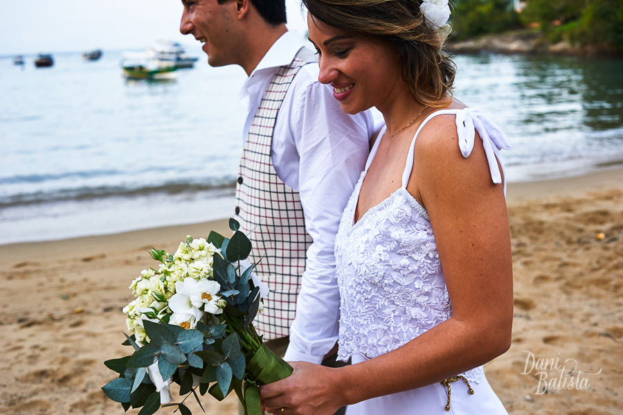 noivos alternativos caminhando na praia grande no casamento paraty