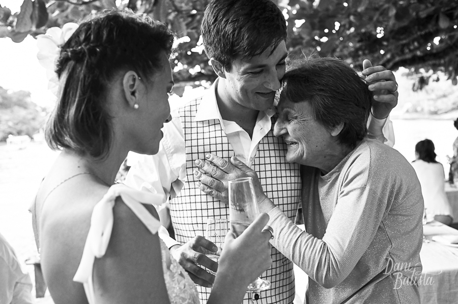 avó do noivo emocionada no casamento paraty