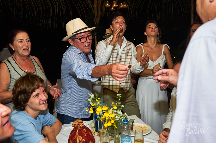 noivos fumando charuto na festa de casamento na praia em paraty