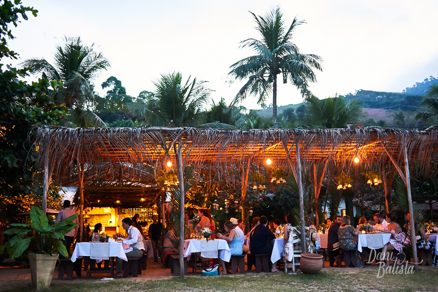 festa de casamento ao ar livre na praia em paraty
