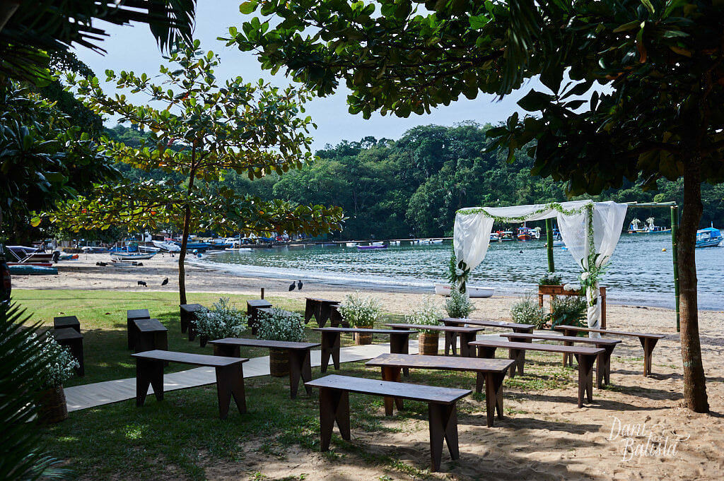 decoração rústica da cerimônia de casamento na praia grande em paraty