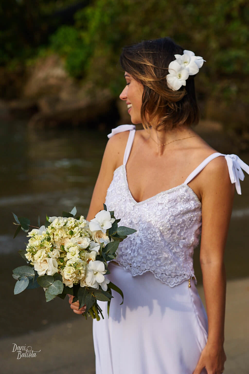 noiva alternativa de cropped de renda e saia fluida com bouquet branco