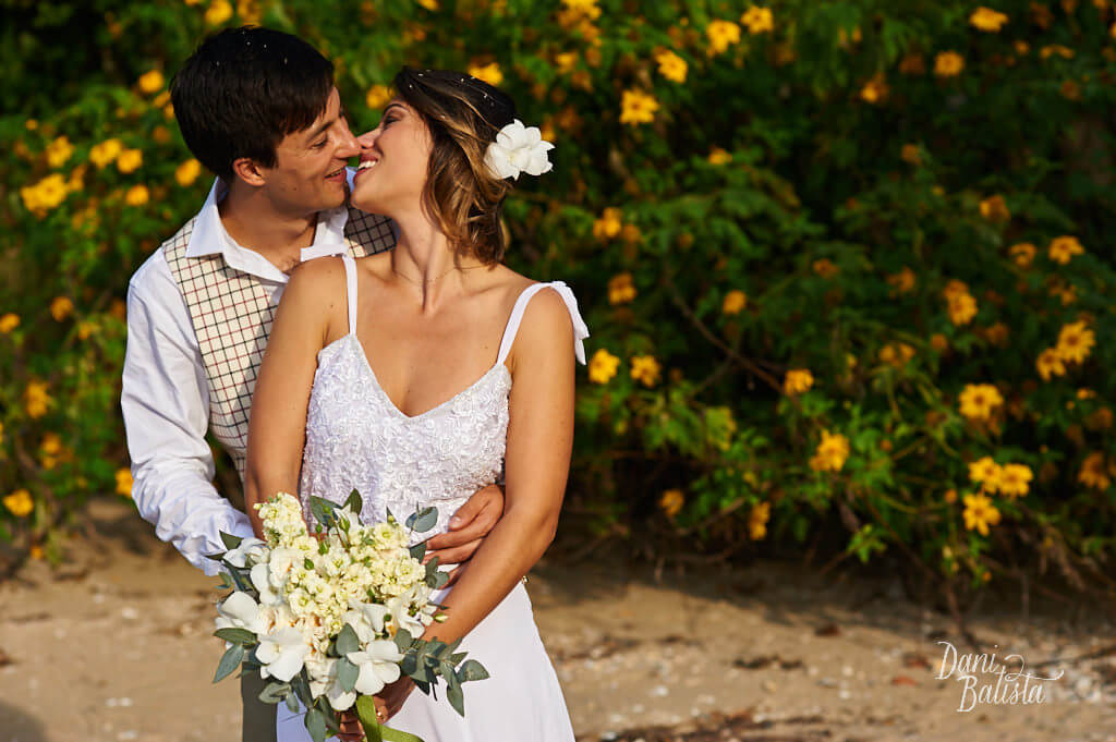 noivos felizes na praia após cerimônia de casamento em paraty