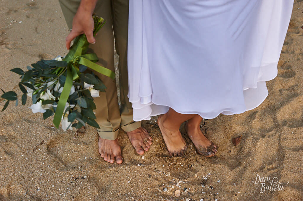 noivos com pés na areia e descalços no casamento em paraty