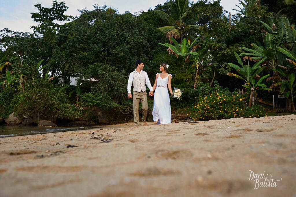 noivos alternativos caminhando na praia grande em paraty
