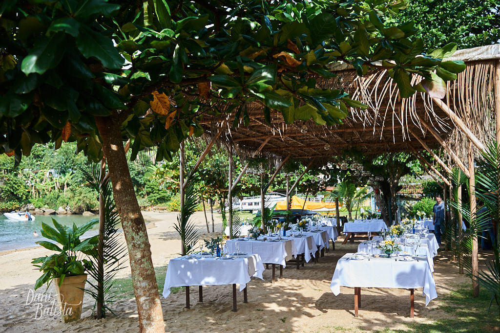 decoração rústica na areia para casamento ao ar livre em paraty