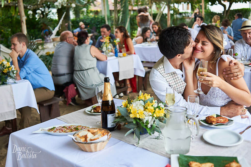 noivos comendo durante o casamento de dia em paraty