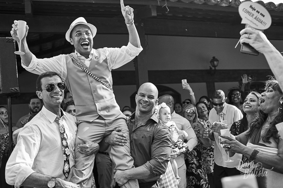 noivo feliz na festa de casamento de dia ao ar livre 