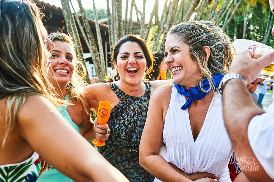 noiva com as amigas dançando na festa de casamento de dia ao ar 