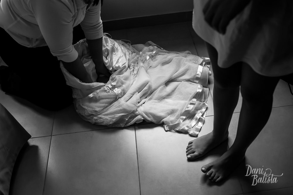 noiva colocando o vestido de noiva