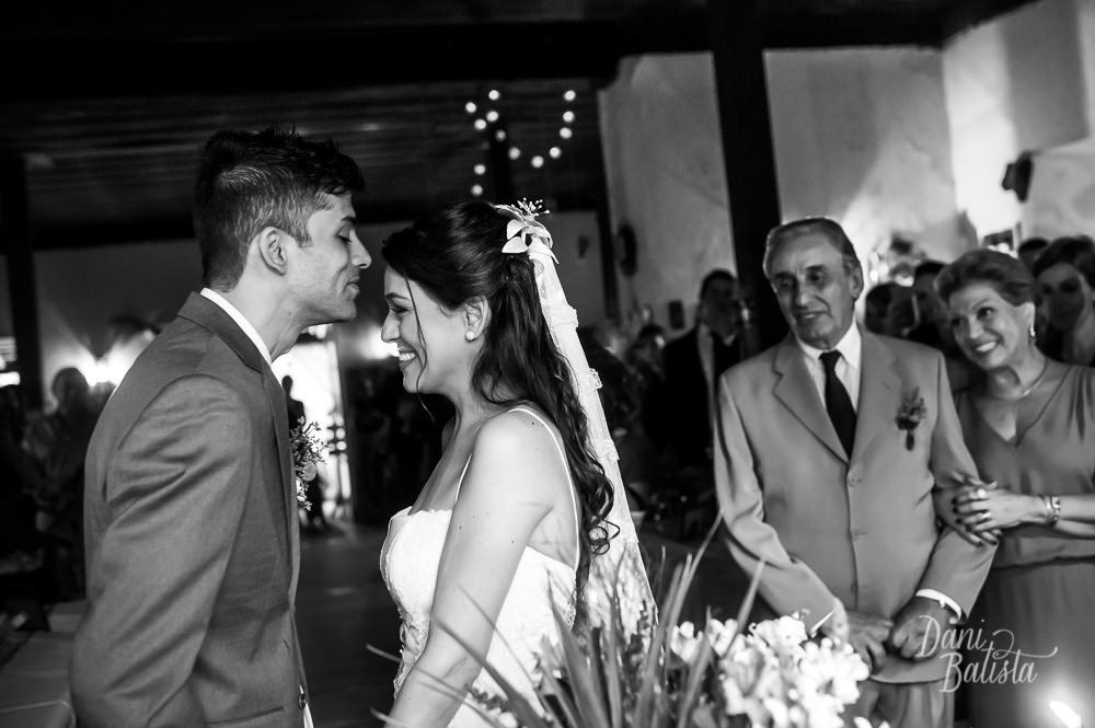noivo beijando a noiva e pais da noiva durante cerimônia de casamento na floresta da tijuca