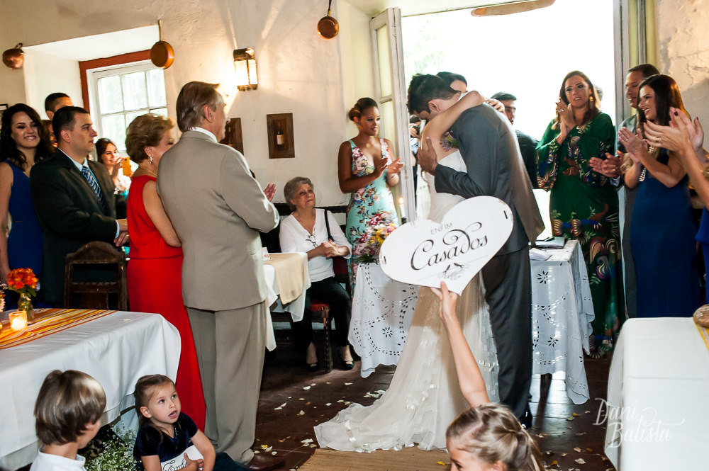 beijo dos noivos no casamento de dia no restaurante os esquilos