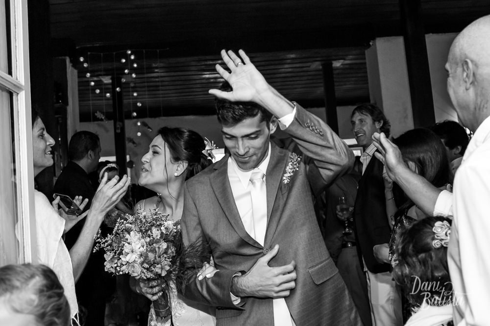 saída dos noivos no casamento de dia no restaurante os esquilos