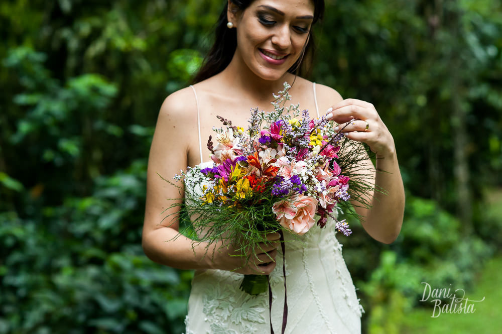 noiva com bouquet colorido no casamento no restaurante os esquilos
