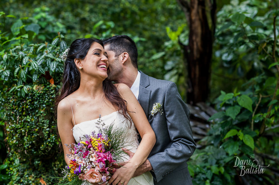 noivos sorrindo no casamento ao ar livre no restaurante os esquilos