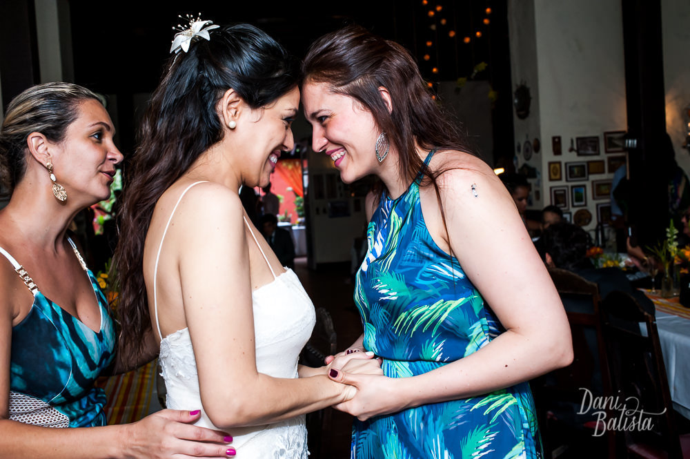 noiva gravida e a prima no casamento ao ar livre