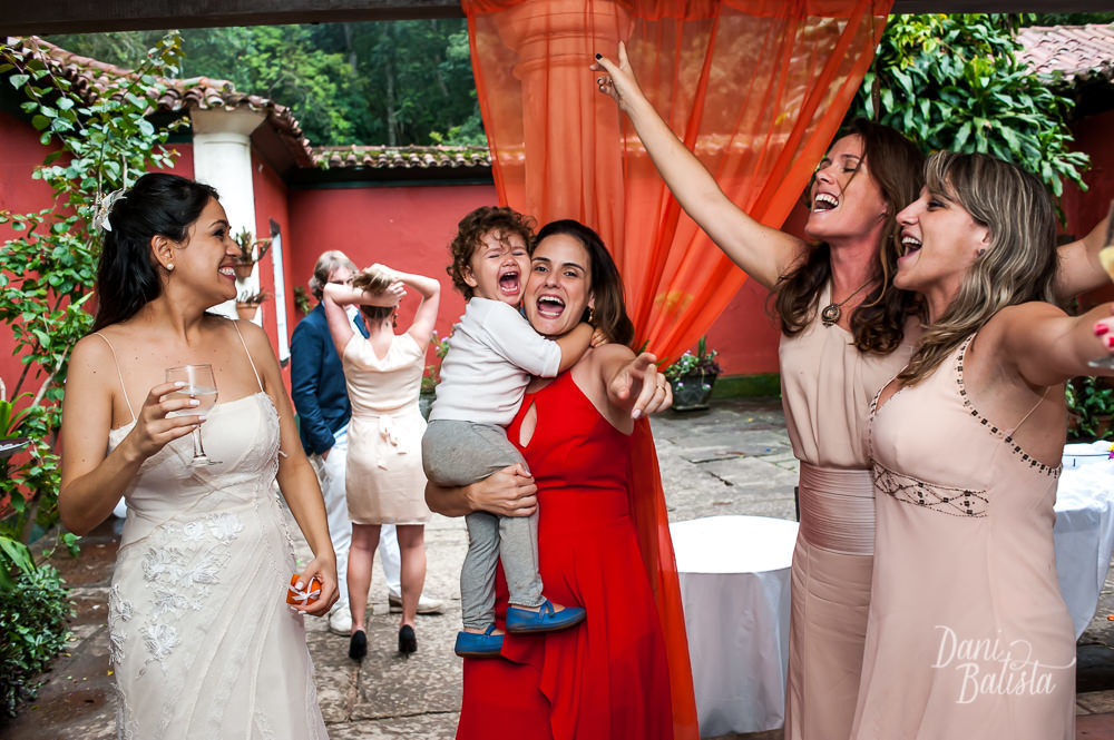 noiva e amigas dançando no casamento no restaurante os esquilos