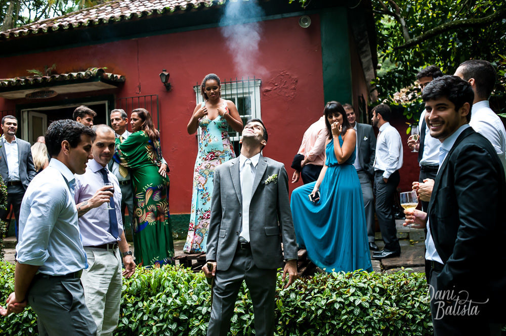 noivo fumando no casamento no restaurante os esquilos