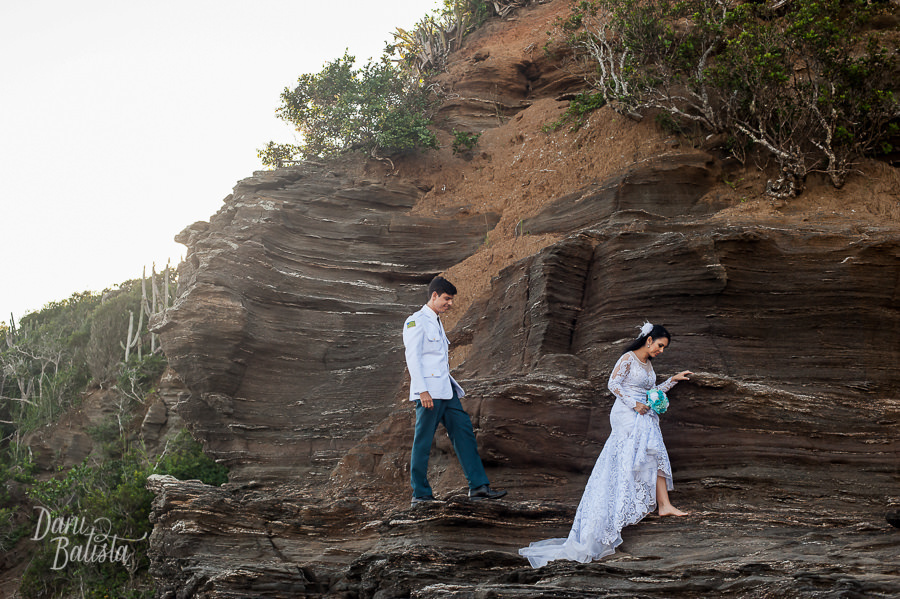 noivos caminhando durante ensaio pós-casamento em buzios
