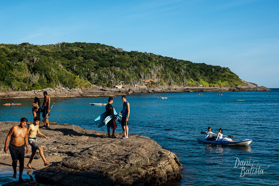noivos no caiaque durante ensaio pós-casamento 