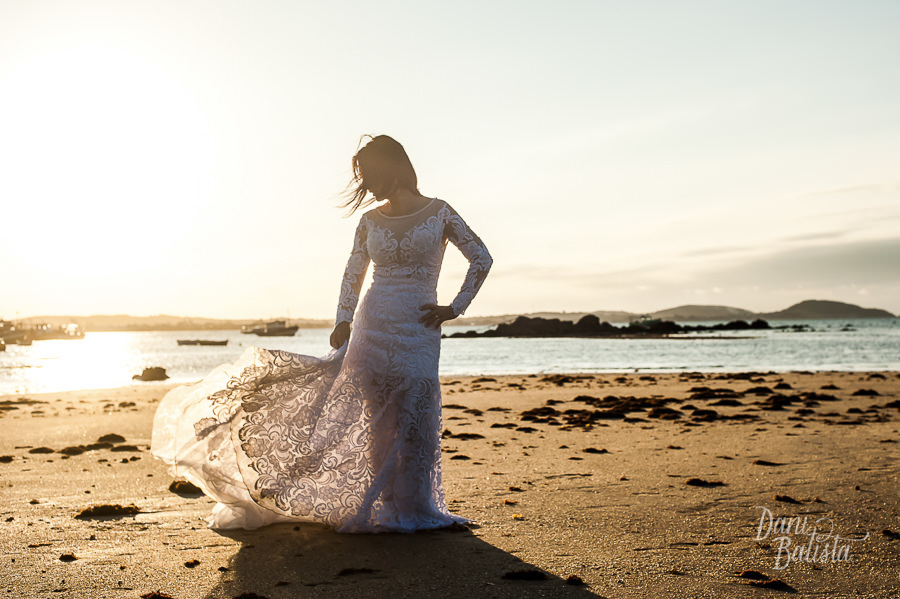 silhueta da noiva durante ensaio pós-casamento em buzios