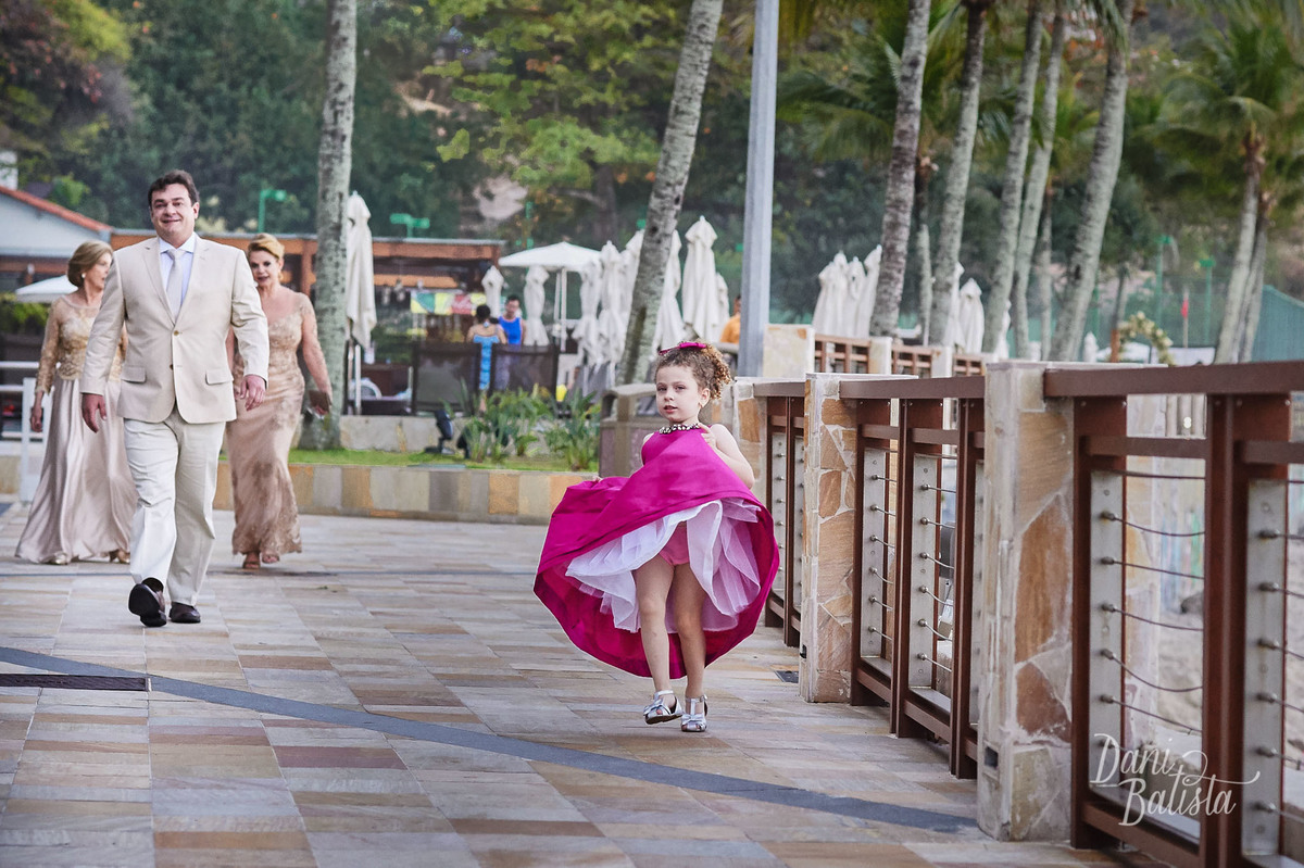 entrada do noivo com a filha para cerimônia de casamento ao ar livre para mini wedding no sheraton rj