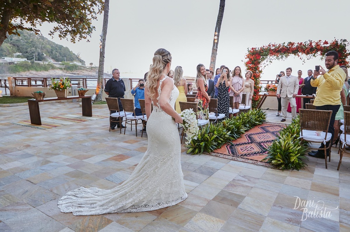 entrada da noiva na cerimônia de casamento ao ar livre para mini wedding no sheraton rj
