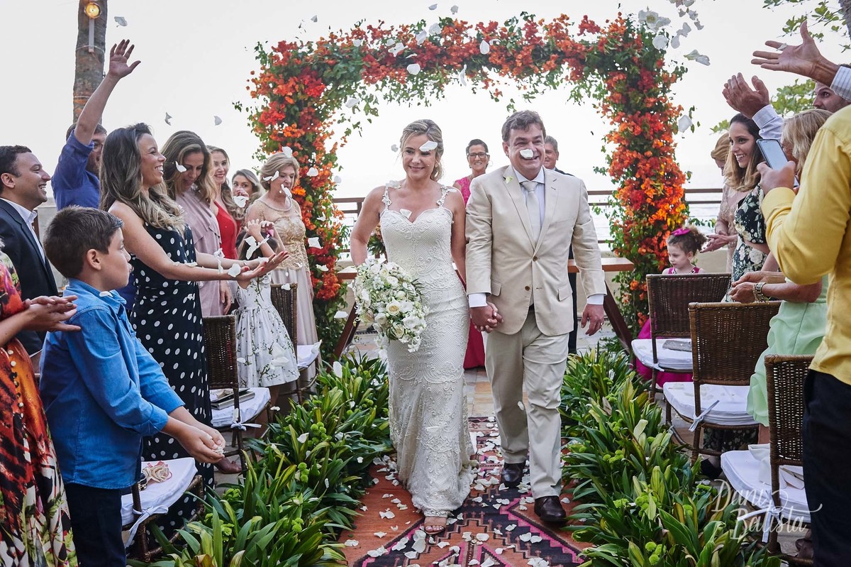saída da cerimônia com flores no mini-weding no sheraton rio