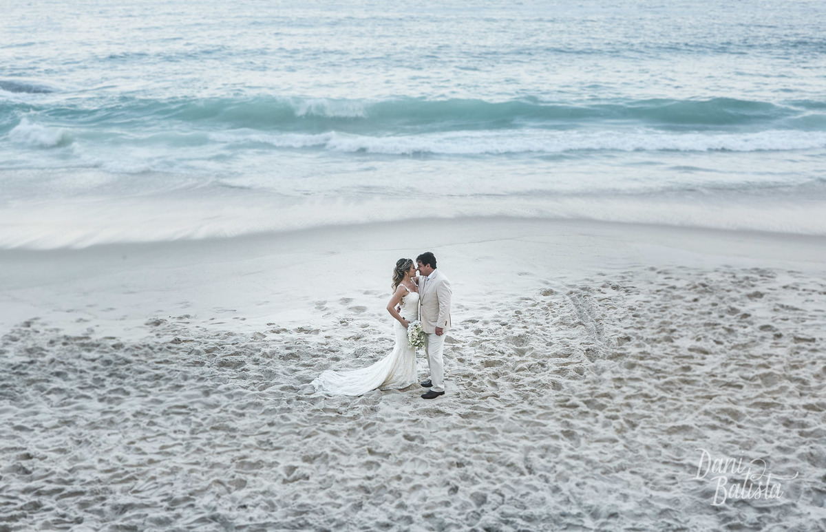 noivos abraçados na praia do leblon no casamento ao ar livre