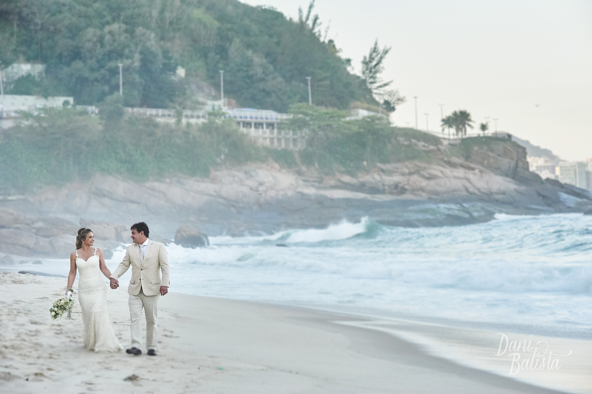 noivos caminhando na praia do leblon após cerimônia de casamento ao ar livre