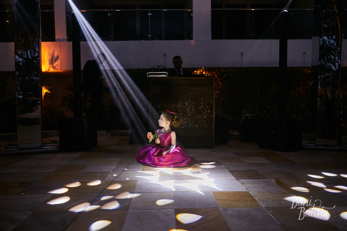 daminha no meio do salão no mini wedding do sheraton