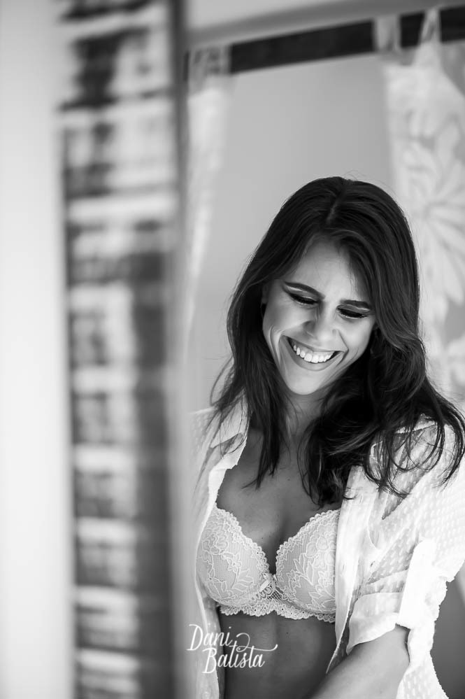 mulher sorrindo em ensaio sensual em Santa Teresa no rio de janeiro