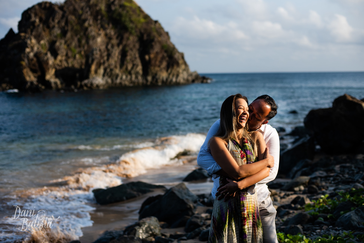 noivos abraçados e rindo em ensaio fotografico de casal em fernando de noronha