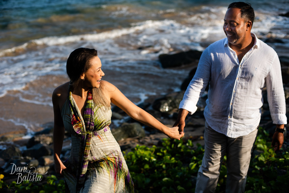 noivos rindo em ensaio fotografico de casal em fernando de noronha