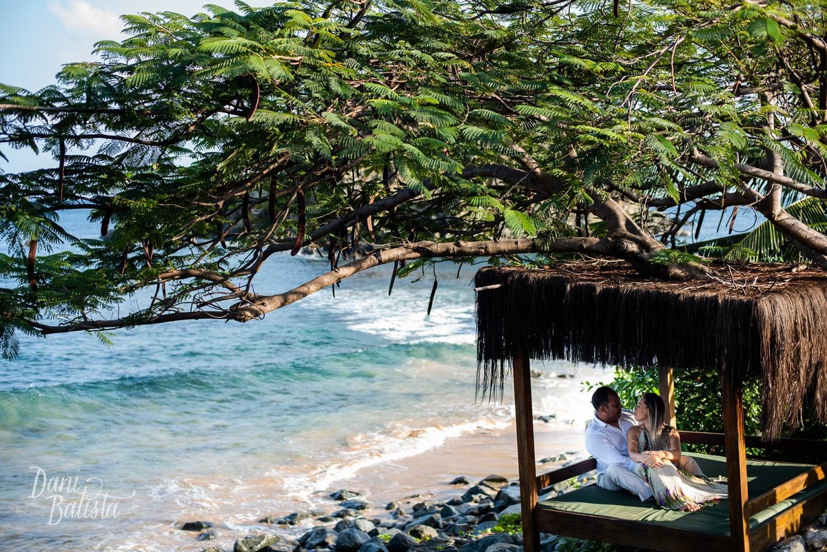noivos namorando no bar do meio em fernando de noronha durante ensaio fotografico de casal