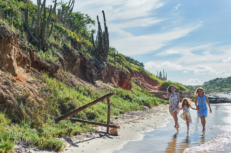 Avó Mãe e Filha em ensaio de familia na praia em Buzios