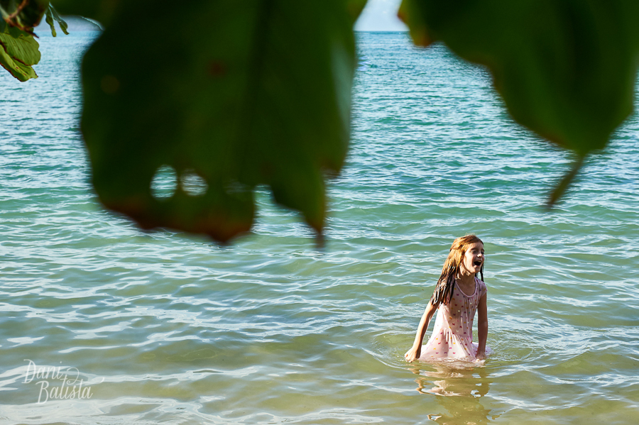 criança brincando ensaio de familia na praia da tartaruga