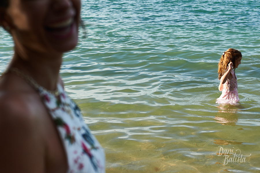 mae e filha em ensaio de familia na praia da tartaruga