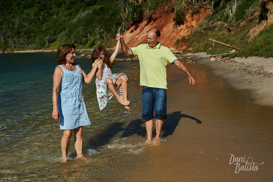 avôs com a neta brincando em ensaio de familia na praia em Buzios