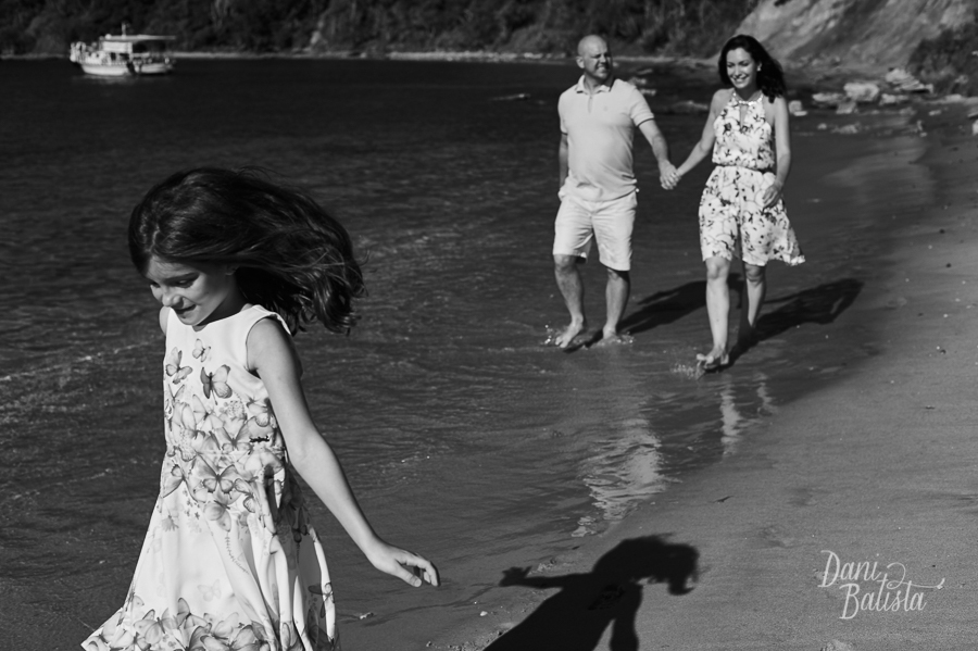 pais e filha em ensaio de familia na praia em Buzios