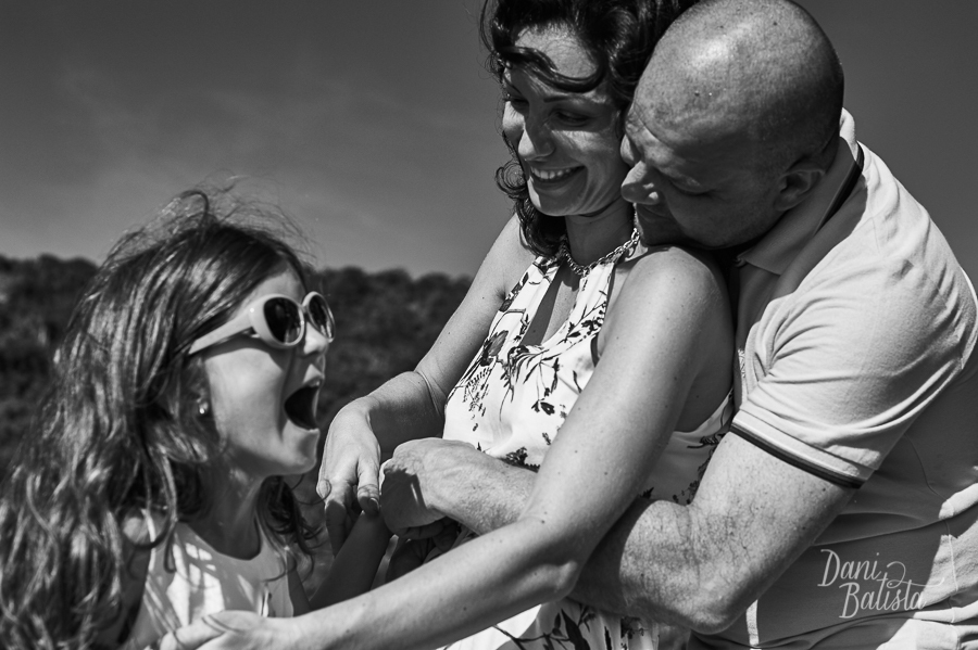 pais e filha rindo em ensaio de familia na praia em Buzios