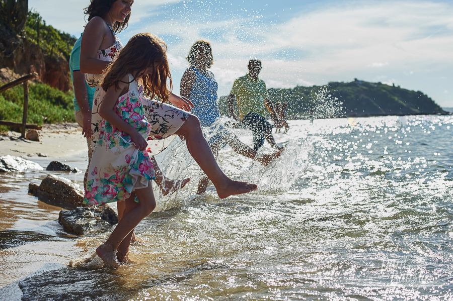 familia brincando na água em ensaio de familia na praia em Buzios