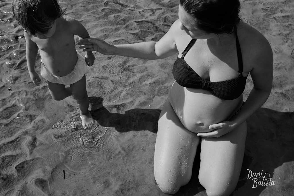 gestante brincando com a filha no rio em piracanga durante ensaio no amanhecer