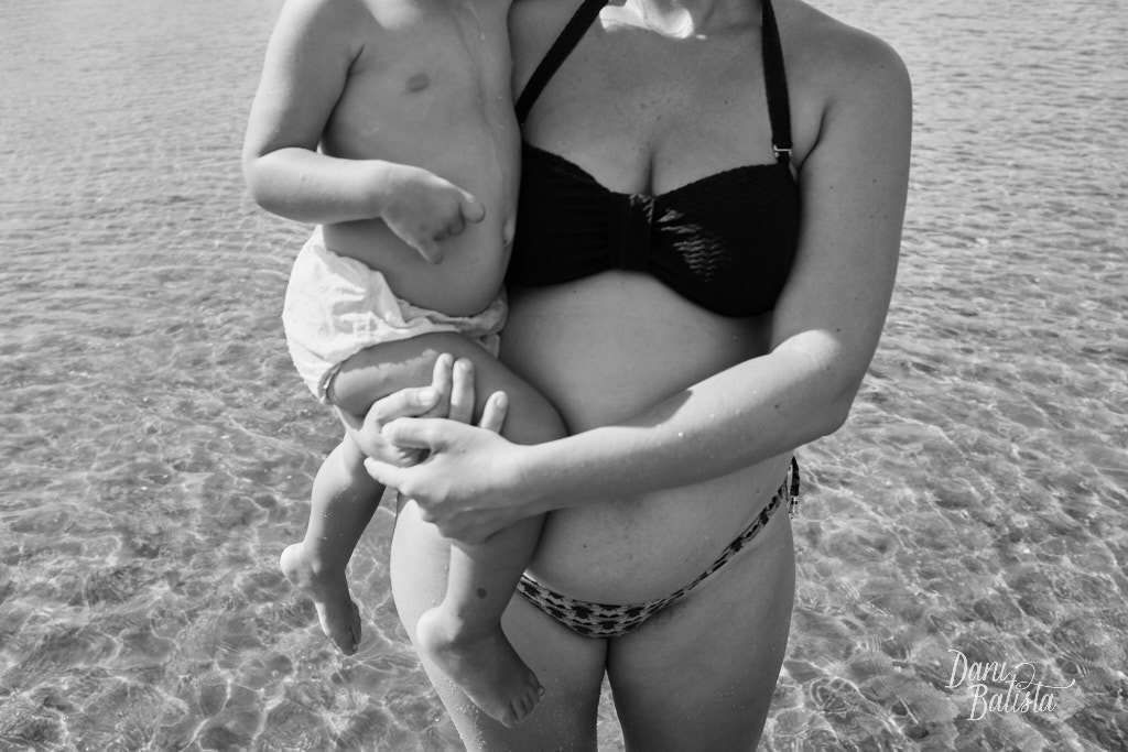 gestante com a filha no colo em piracanga durante ensaio fotográfico