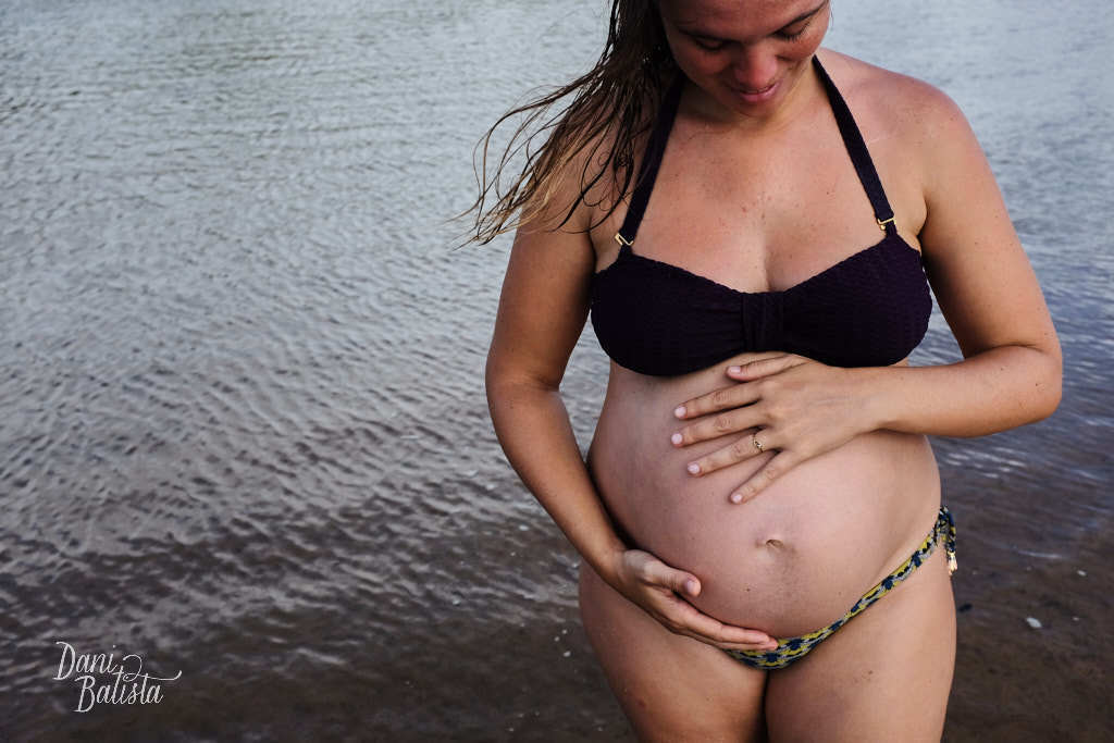 detalhe da barriga de gêmeos no rio em piracanga durante ensaio fotográfico